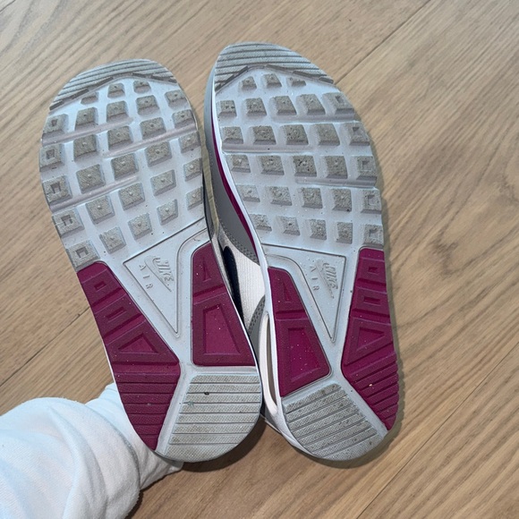 Nike AirMax Correlate Sneakers with Fuchsia Highlights 8.5 - Picture 8 of 9